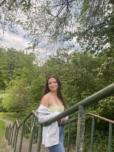 Ellie W - UK Babysitter