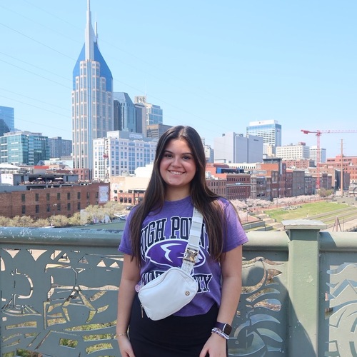 Isa S – HPU Student Seeking Nanny Jobs