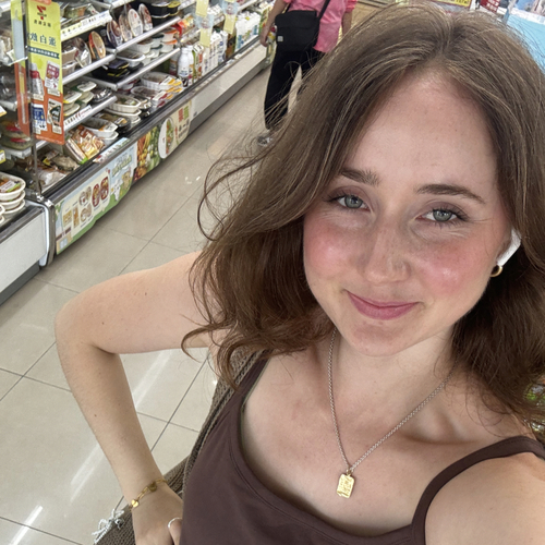 Josie K - UK Babysitter