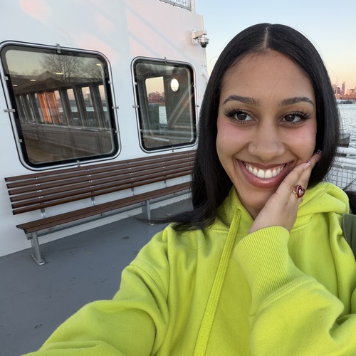 Jazmine L - Undefined Babysitter