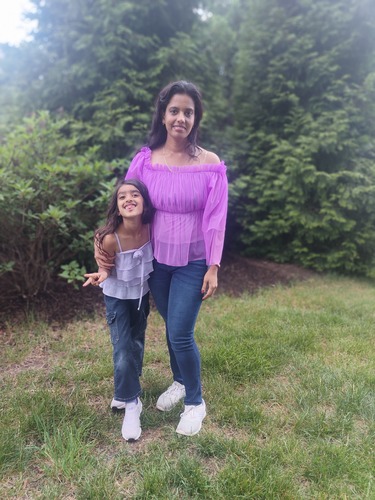 Nidhi S - Valencia Babysitter