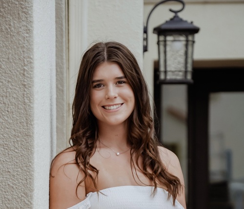 Chloe L - Linfield Babysitter