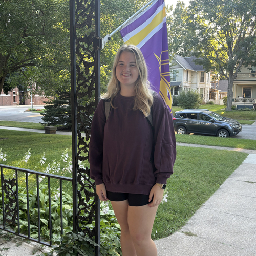 Mallory L - UNI Babysitter